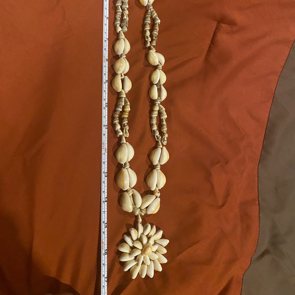 Beautiful Necklace made of shells - Picture 1 of 14